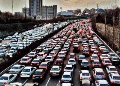 هر شهروند تهرانی سالانه 300 ساعت در ترافیک است