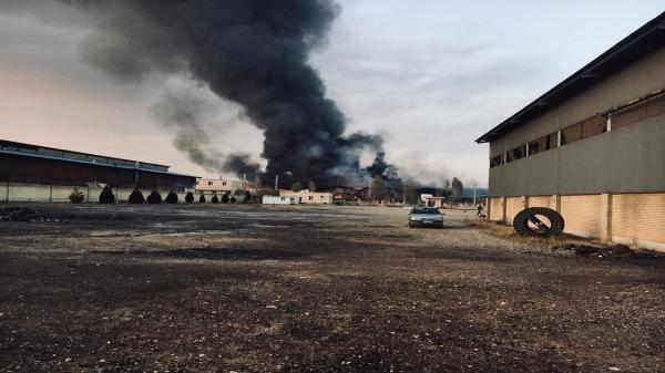 مهار آتش سوزی در شهرک صنعتی خرمدشت
